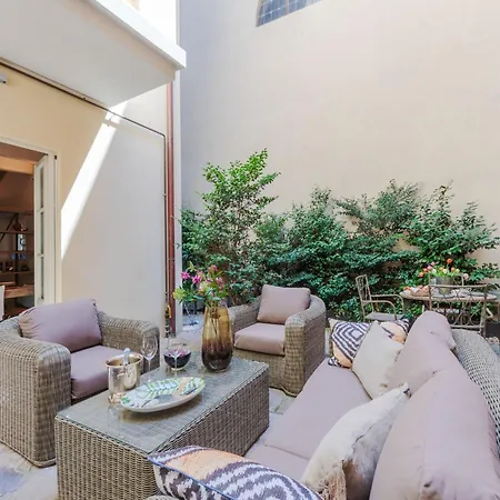 Apartment In Lucca With Private Garden アパート *